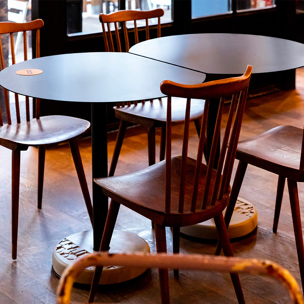 Table de bistro Donut ronde avec un bord coupé