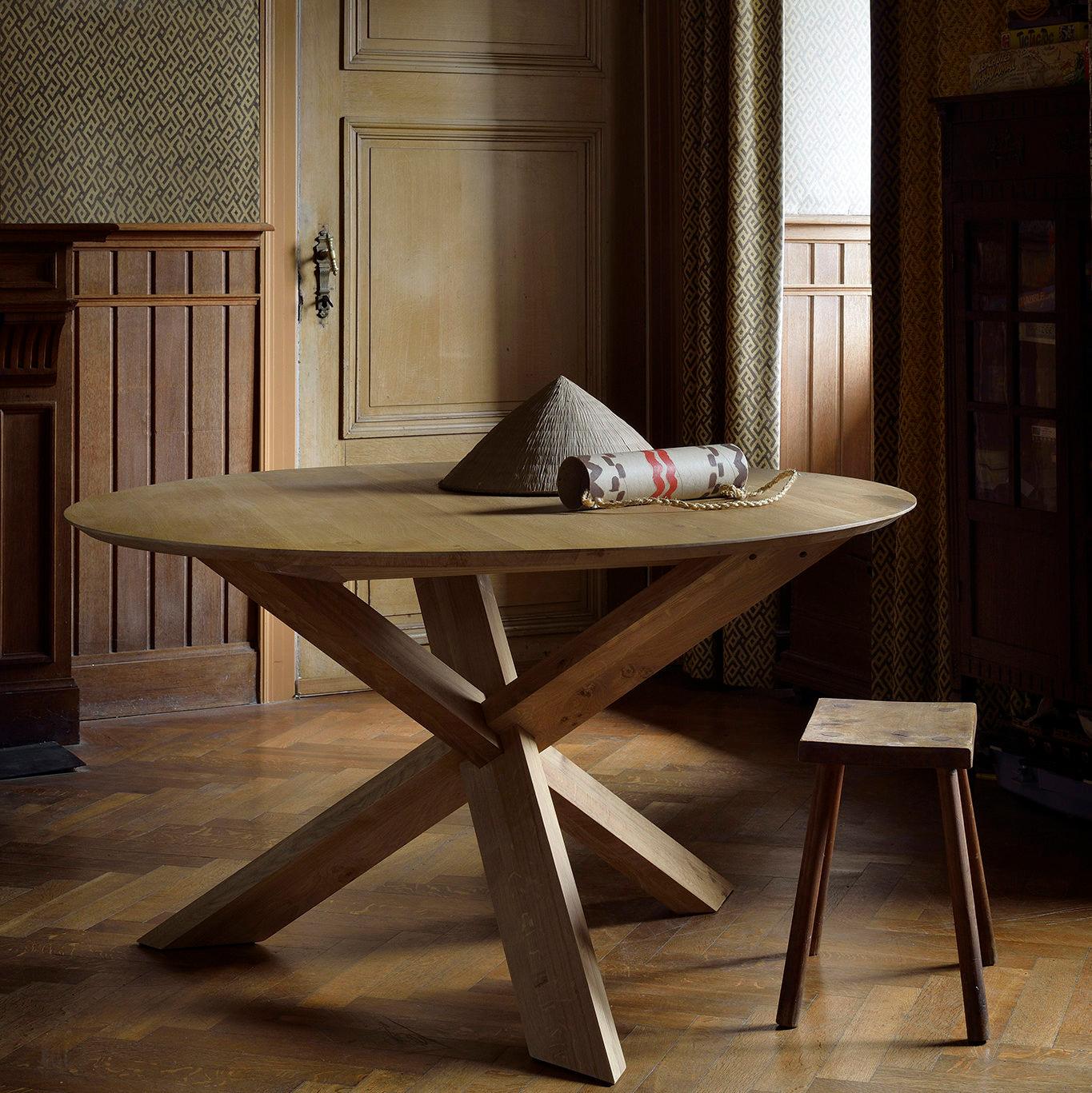 Table Circle en chêne verni - Carré Lumière