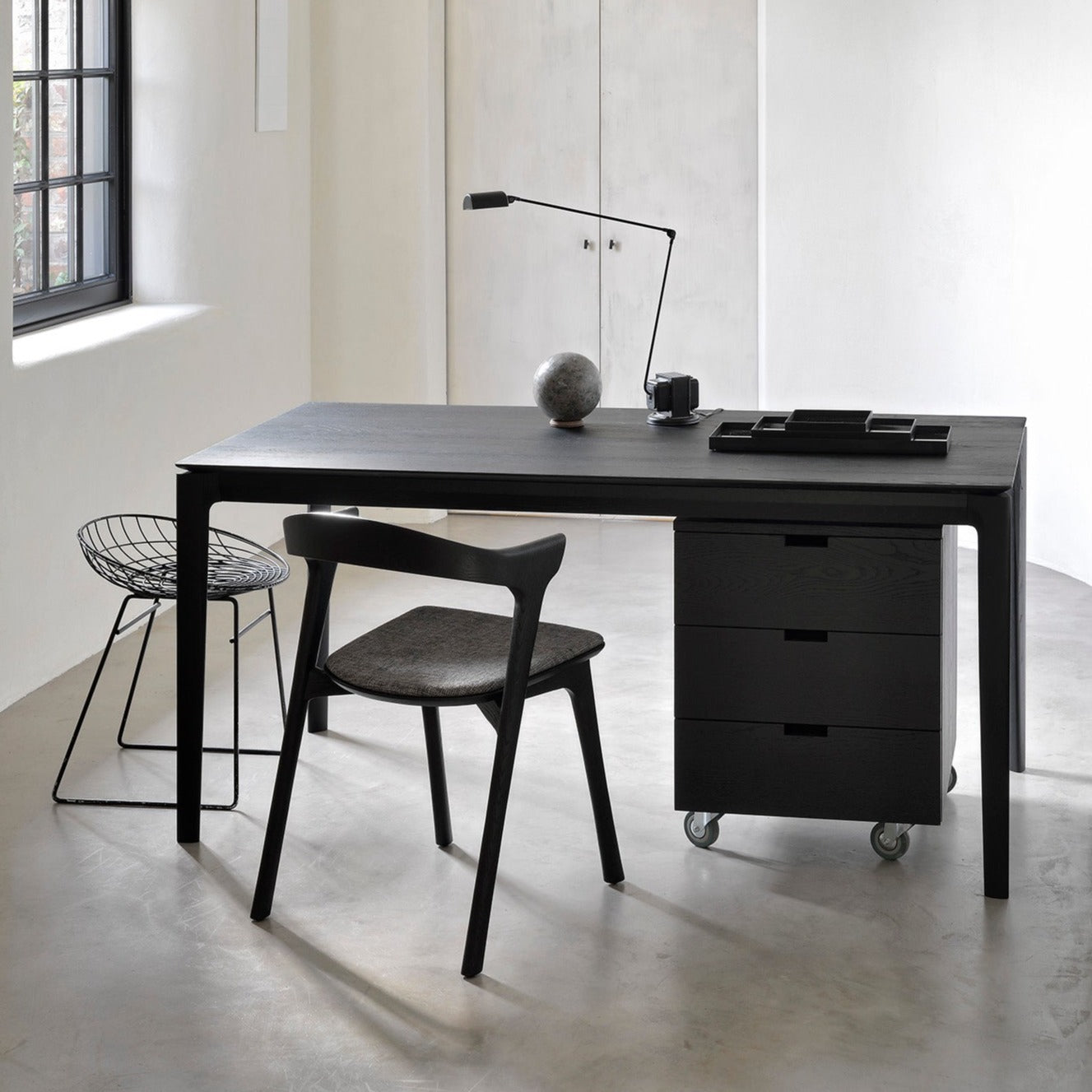 Table de repas Bok en chêne noir 140 x 80cm - Carré Lumière