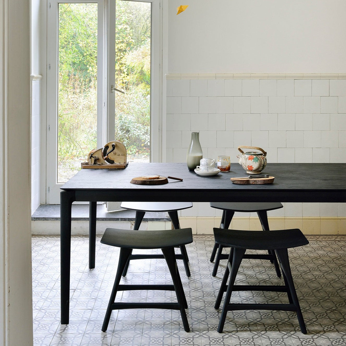 Table de repas Bok en chêne noir 220 x 95cm - Carré Lumière