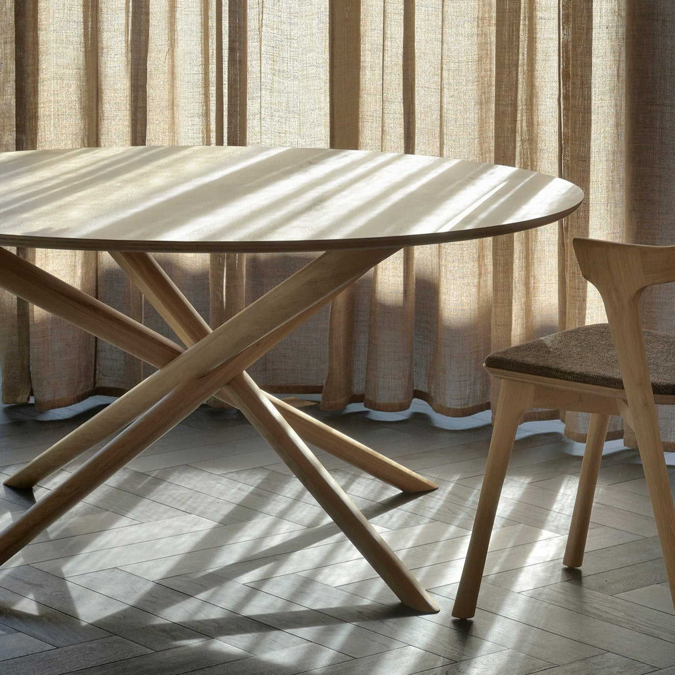 Table de repas Mikado ronde en chêne 150cm - Carré Lumière