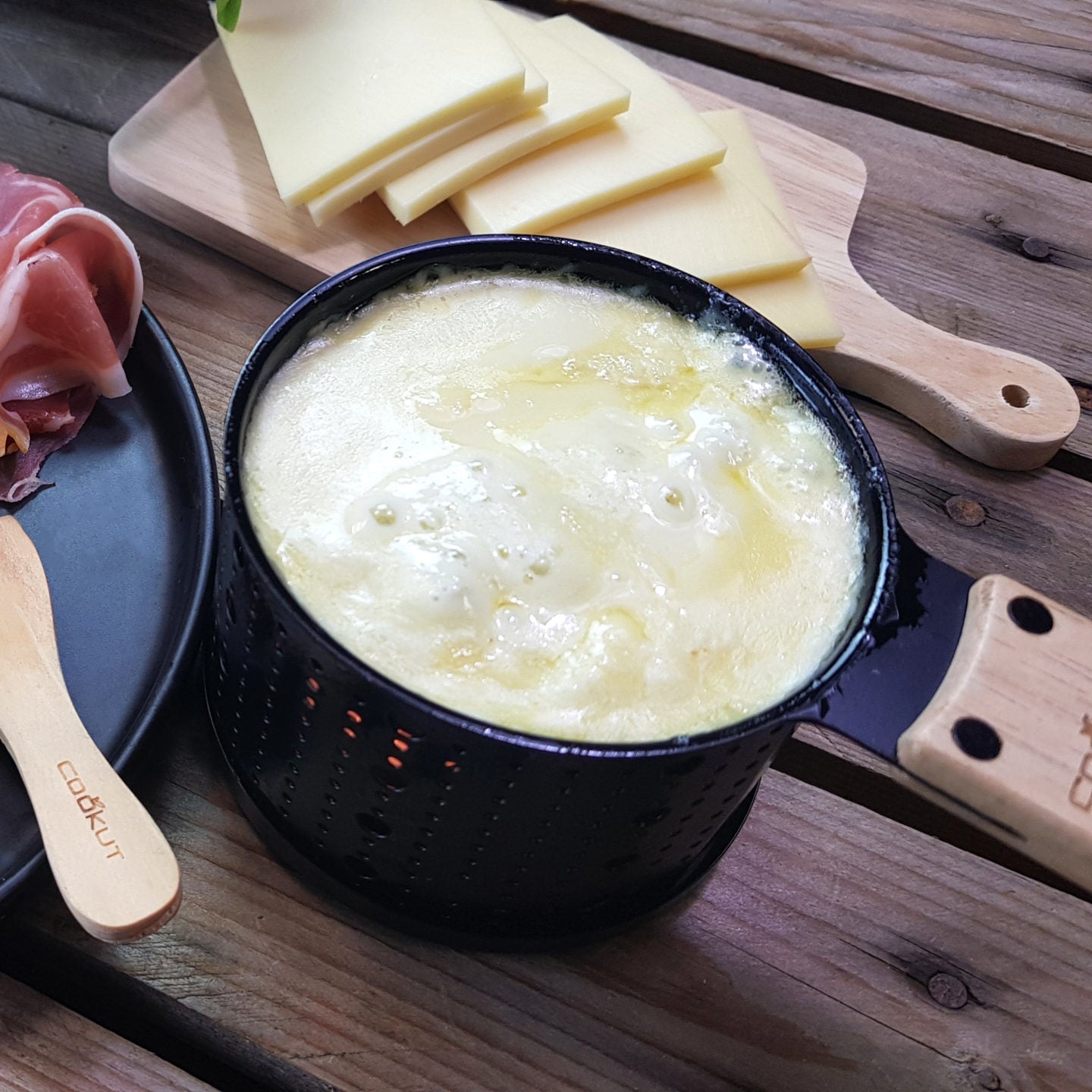 L'appareil à raclette qui fait fondre ton fromage a la bougie